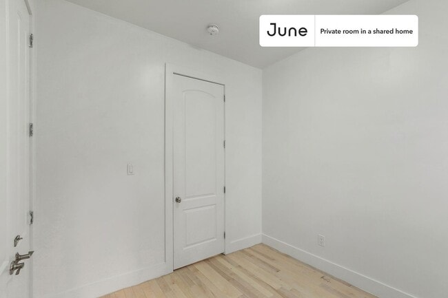 Building Photo - Private bedroom in 4 bed/2 bath Home