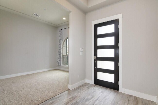 Building Photo - 2418 Chloes Bloom Bend