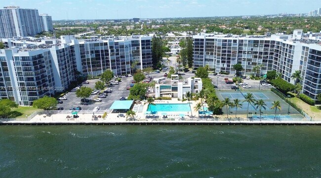 Foto del edificio - 1000 Parkview Dr
