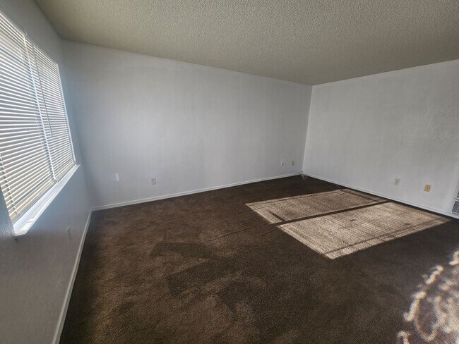 Building Photo - Two Bedroom Two Bath Home