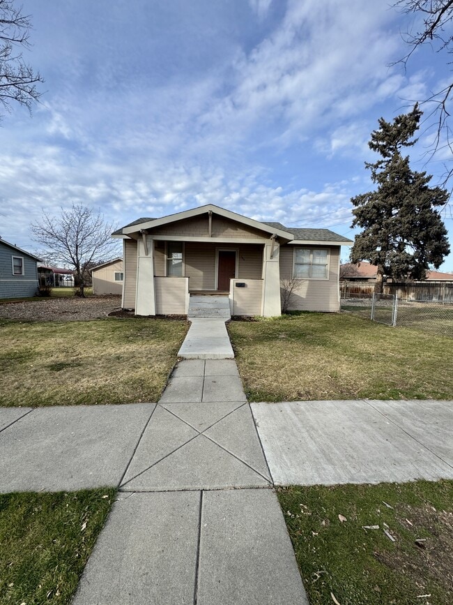 Building Photo - 560 E 6th N