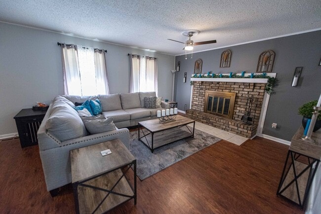 Living Room - 9108 Peach Tree Ln