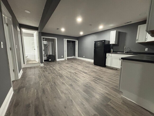 Building Photo - 4 Bed | 1 Bath | Remodeled Apartment - Large Space