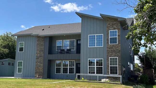 Building Photo - Room in Duplex on N Shore Dr