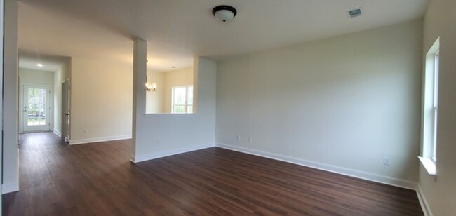 Foto del edificio - **RATE DROP ALERT & MOVE-IN SPECIAL: $300 ...