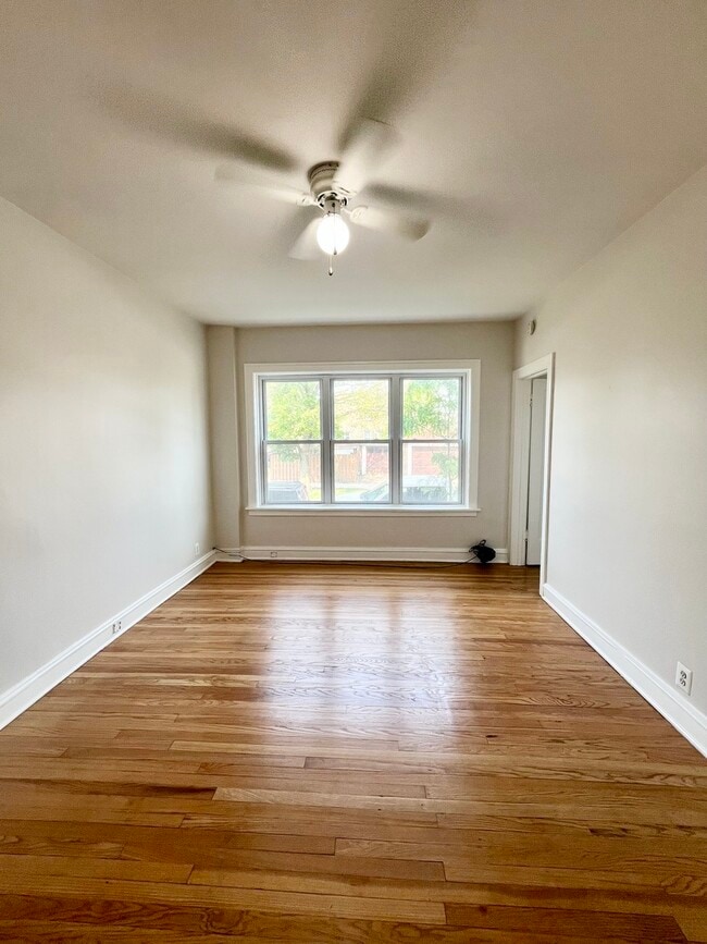 Building Photo - 4958 W Dickens Ave