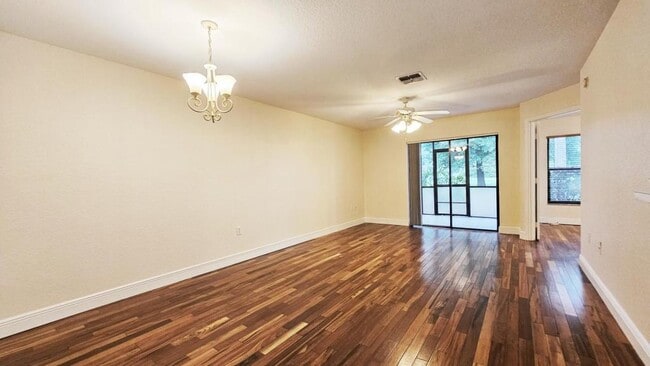 Foto del edificio - 7813 Sugar Bend Dr
