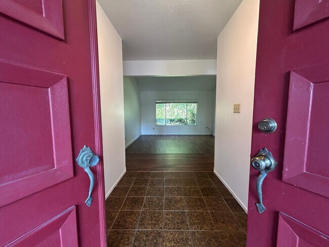 Building Photo - Updated 4-Bedroom Single-Story Home in Con...