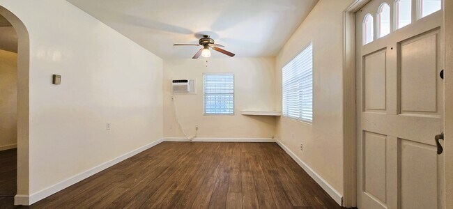 Foto del edificio - 8 W Hillcrest Ave