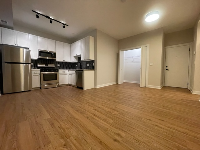Primary Photo - 656 W Wrightwood Ave