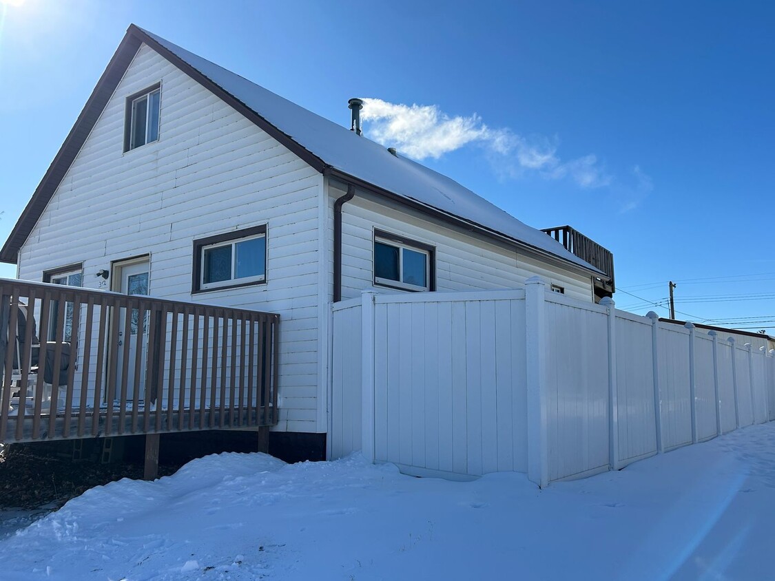 Building Photo - Spacious Single Family Home