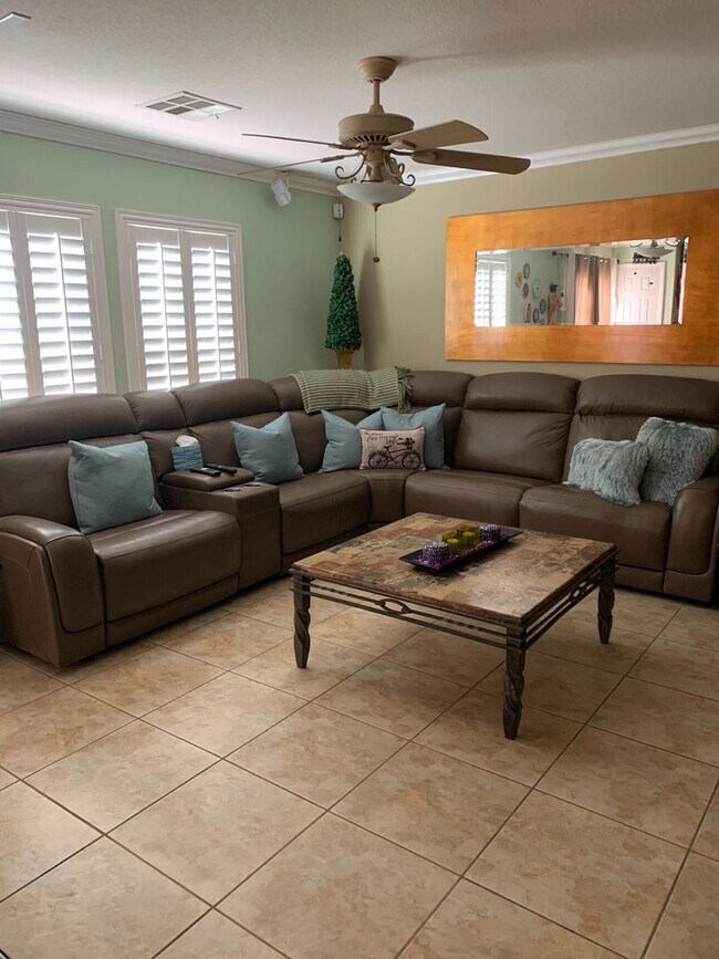 Building Photo - Beautiful home in a golf course and securi...