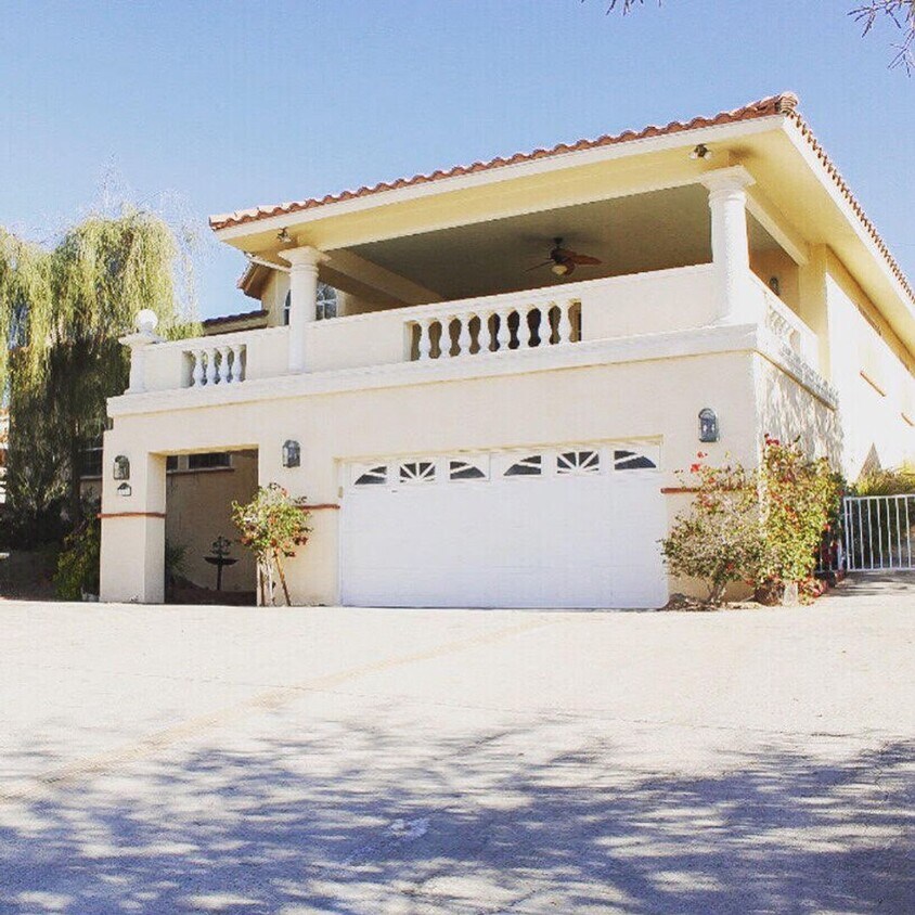 Primary Photo - Beautiful Furnished Winter Rental! Avail W...