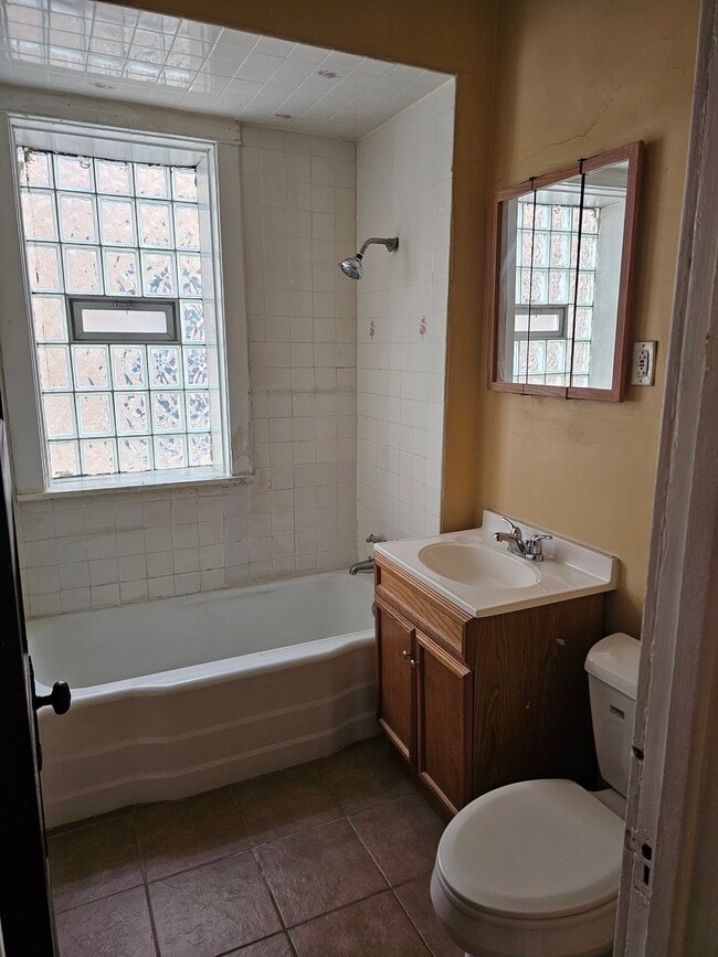 Building Photo - 1731 W Berwyn Ave