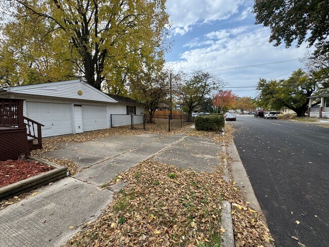 Building Photo - Charming 2 Bed, 1.5 Bath House with Ample ...