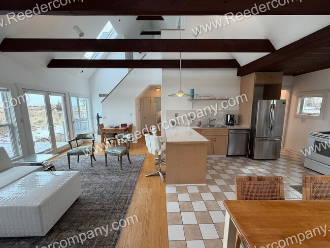 Building Photo - Beautifully updated 3 bed 2 bath house in Miller Beach.