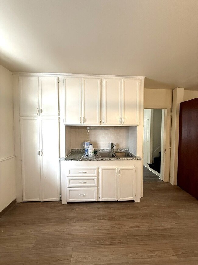 Foto del edificio - 704 W Main St