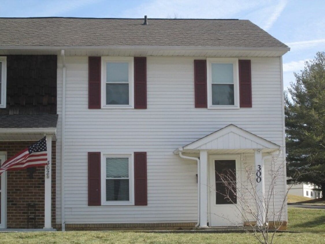Foto principal - 3 Bedroom 1 Full Bath with 2 1/2 Bath Town...
