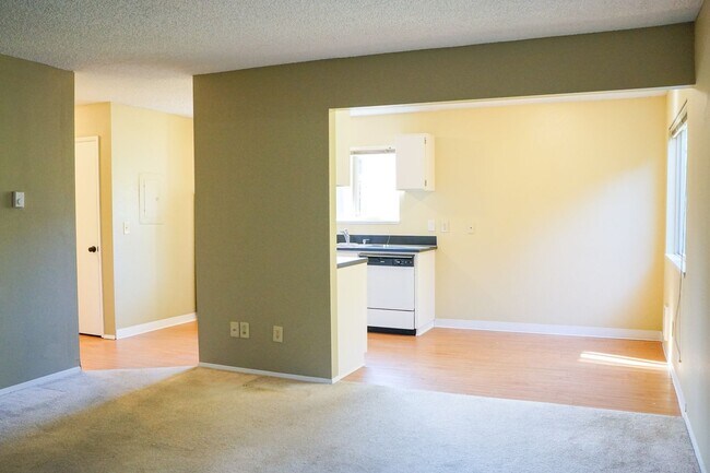 Foto del edificio - Close-in SE: Garden Level 1 Bdr w/ DW, Private Patio, & Parking!