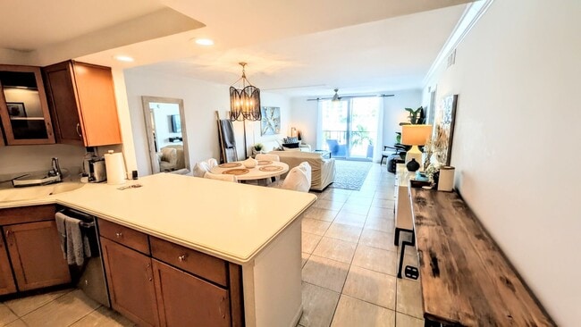 Building Photo - DOWNTOWN FURNISHED 2/2