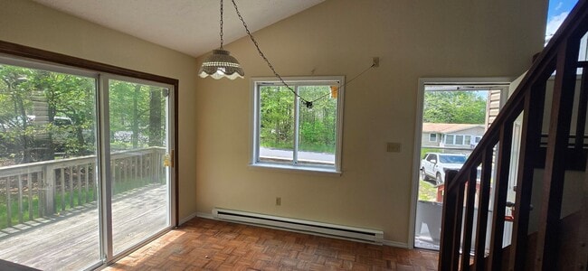 Building Photo - 3 Bedroom 1 Bath Contemporary in Amenity F...