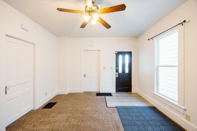 Foto del edificio - 317 W 4th St