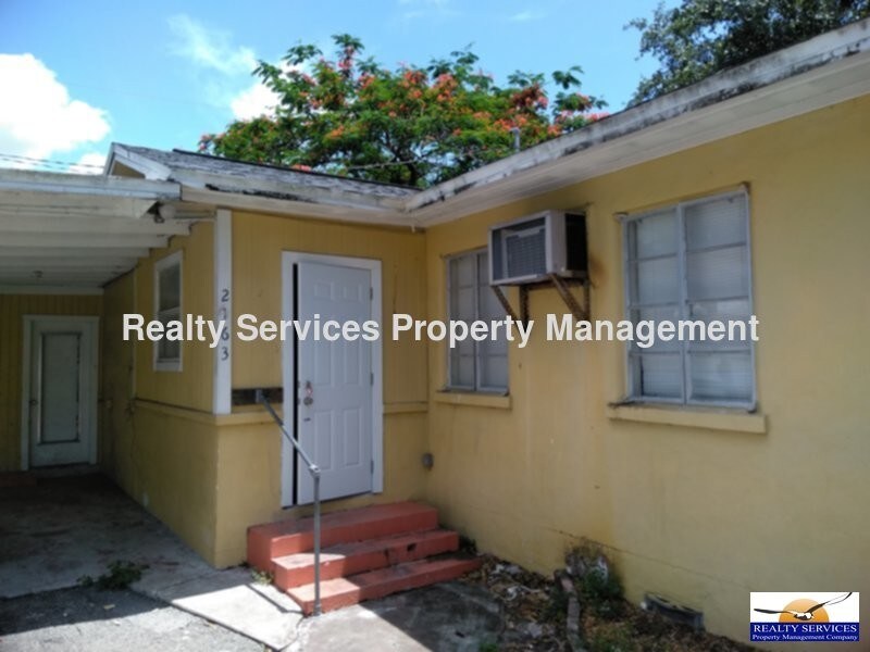 2 BEDROOM WITH CARPORT! Townhome Rentals in Fort Myers FL