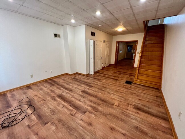 Foto del edificio - Stunning 4-Bedroom Townhouse in East Passy...
