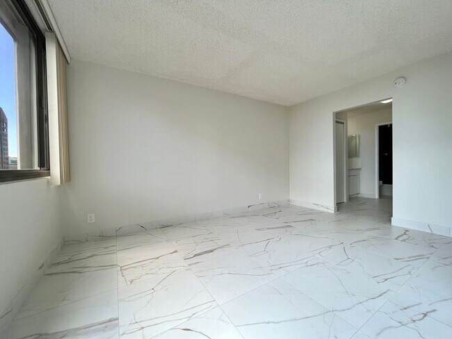 Building Photo - Kukui Plaza: Renovated 1 Bed, 1 Bath Condo...