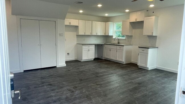 Building Photo - Fall in Love with This Beautiful 3-Bed Home