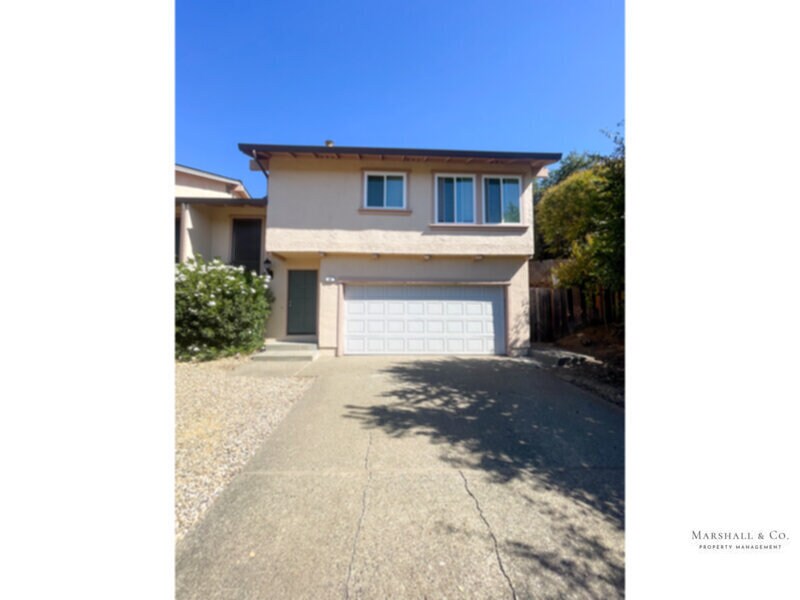 Foto principal - UPDATED AND BEAUTIFUL 2BR/1BA DUPLEX TOWNHOME, NEW WOOD FLOORING, PRIV. ENCLOSED BACK YARD, 2 CAR GA