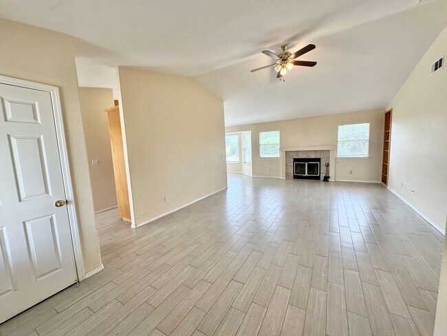 Building Photo - Beautiful 3 Bedroom 2 Bath single family h...