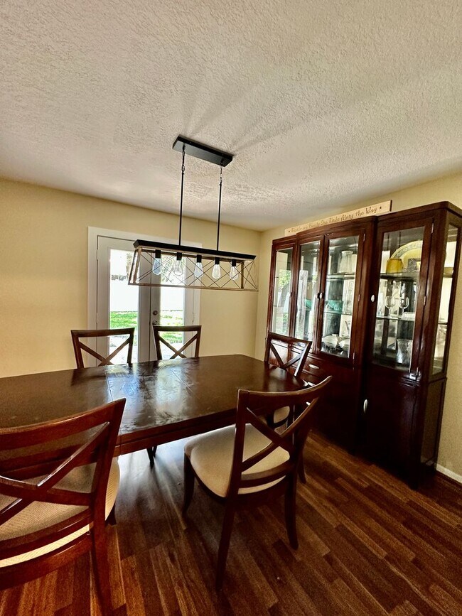Foto del edificio - Perfect 3 bed 2 bath with huge fenced back...