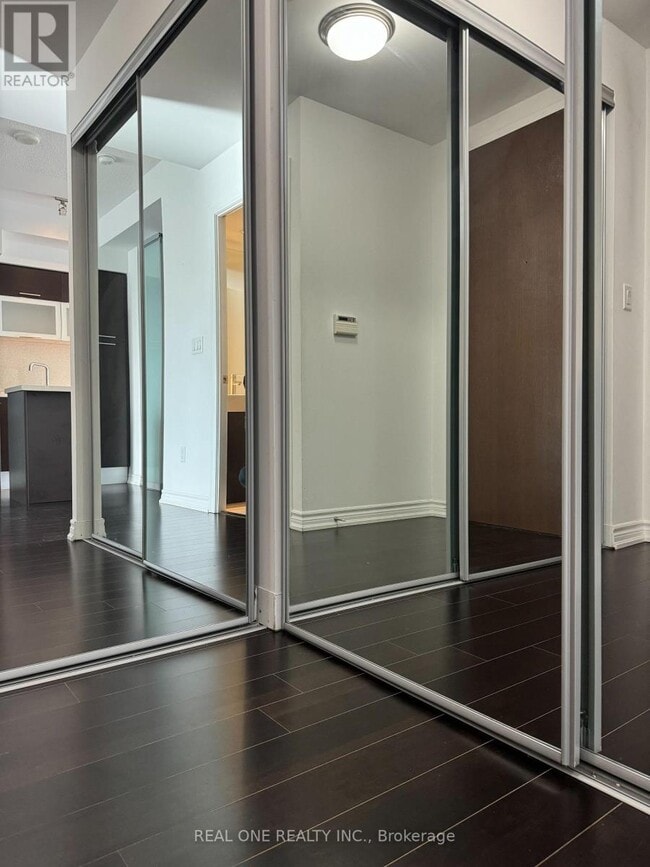 Building Photo - 386 Yonge St