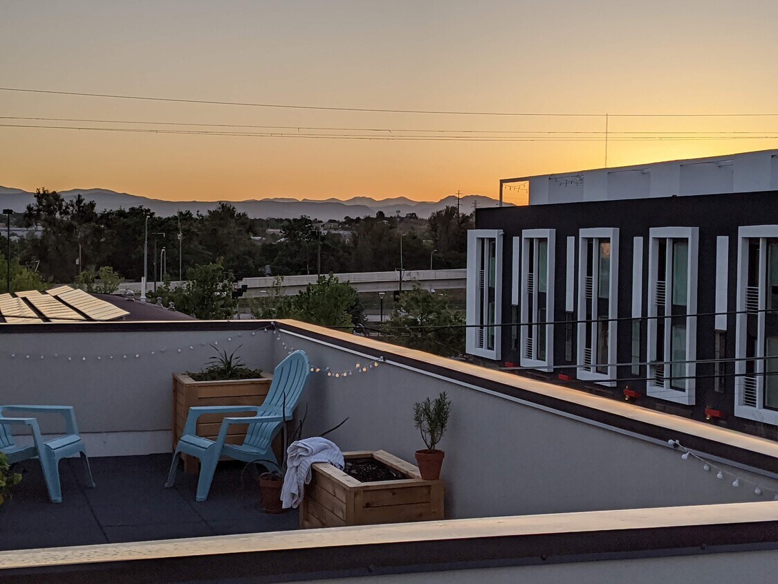 Mountain Views on Roofdeck - 2179 S Cherokee St