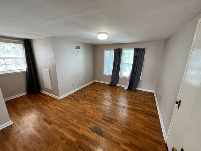 Foto del edificio - Beautiful 5 Bed House Perfectly Located Just 1 block from KSU!