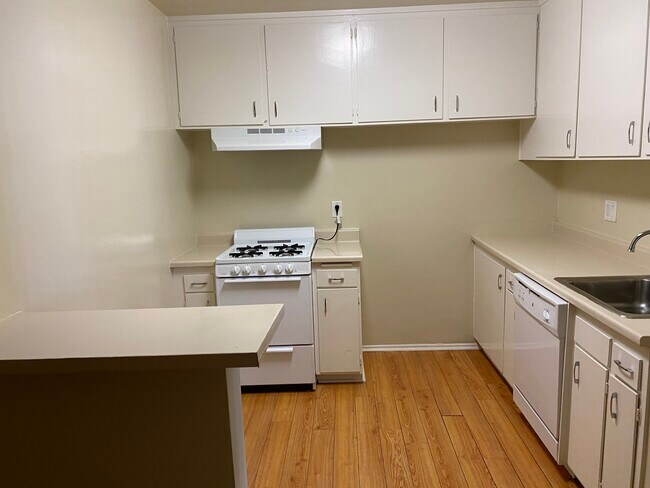 Kitchen - 4188 Greenbush Ave
