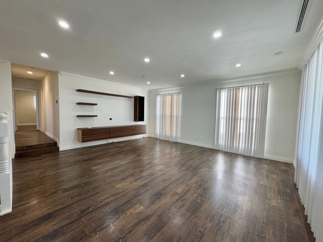 Building Photo - Large Open Layout Nestled in a Quiet Neighborhood with Stunning Mountain Views