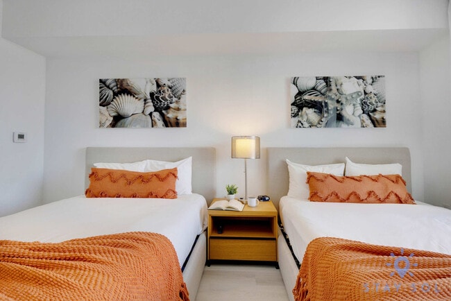 Building Photo - 2602 E Hallandale Beach Blvd