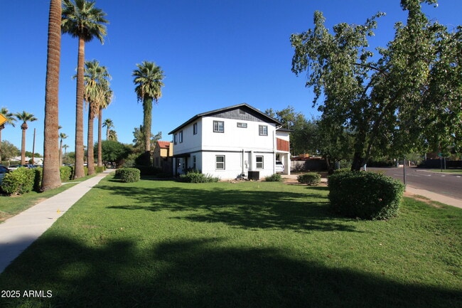 Building Photo - 1333 E Flower St