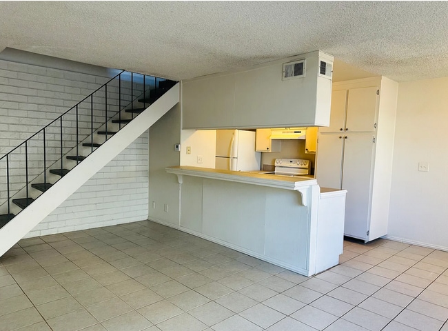 Building Photo - 4425 La Cresta Way