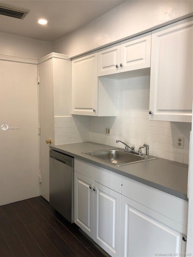 Building Photo - 1150 Madruga Ave