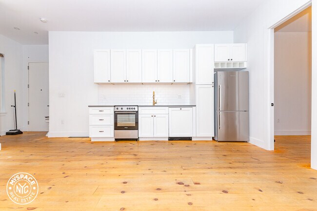 Building Photo - 271 Metropolitan Ave