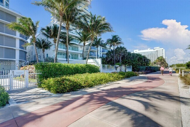 Foto del edificio - 6515 Collins Ave