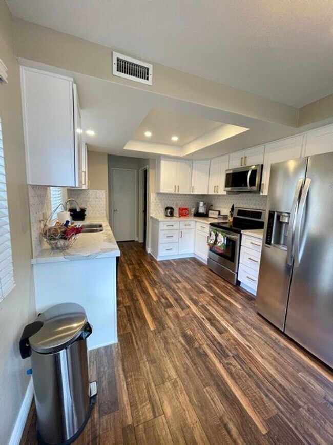 Foto del edificio - Remodeled 2 Bedroom Townhome w/Attached 2 ...