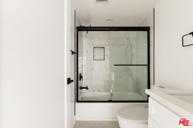 Foto del edificio - 2700 Fletcher Dr