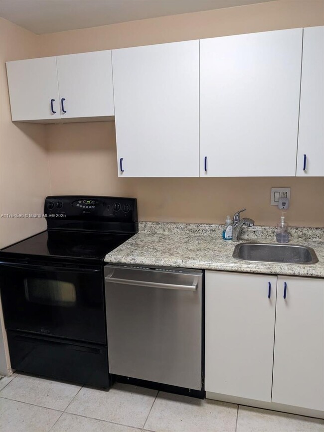 Foto del edificio - 8020 Fairview Dr