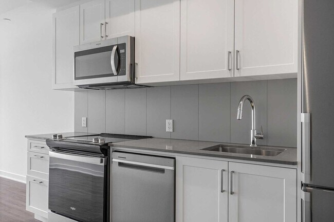 Building Photo - 681 Yonge St