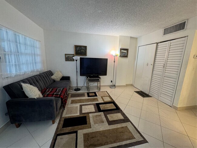 Foto del edificio - 16909 N Bay Rd