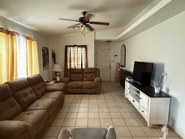 Building Photo - Casa en San Luis AZ with included utilitie...